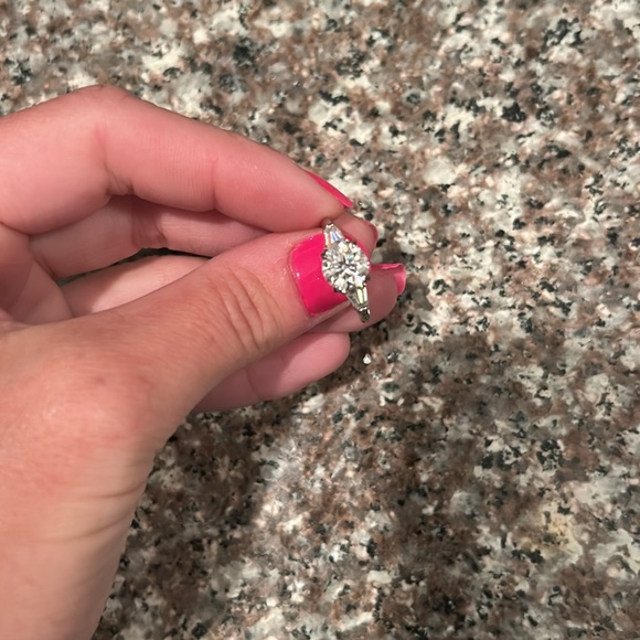 Moissanite round 8.0mm brilliant 2.0 carat ring size 6.5 - Picture 5 of 7